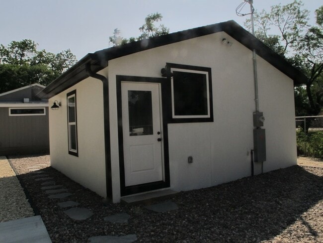 Building Photo - 412 Lucille St