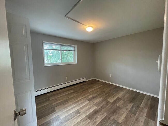 Building Photo - Renovated 2 Bedroom in Bellevue with Priva...