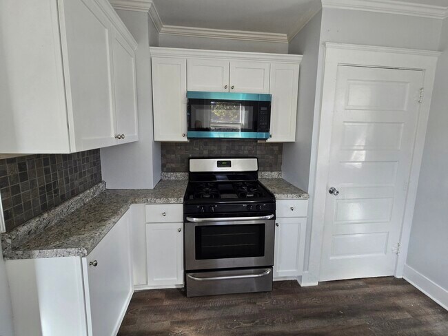 Building Photo - 328 Rosewood Ave