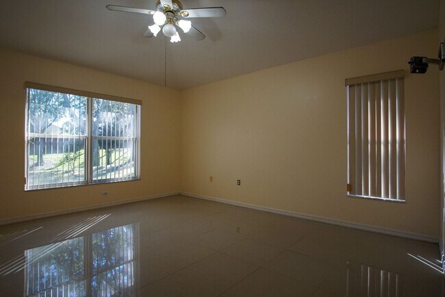 Building Photo - 4 bed Family Single Home Available for Rent in Davenport !!!