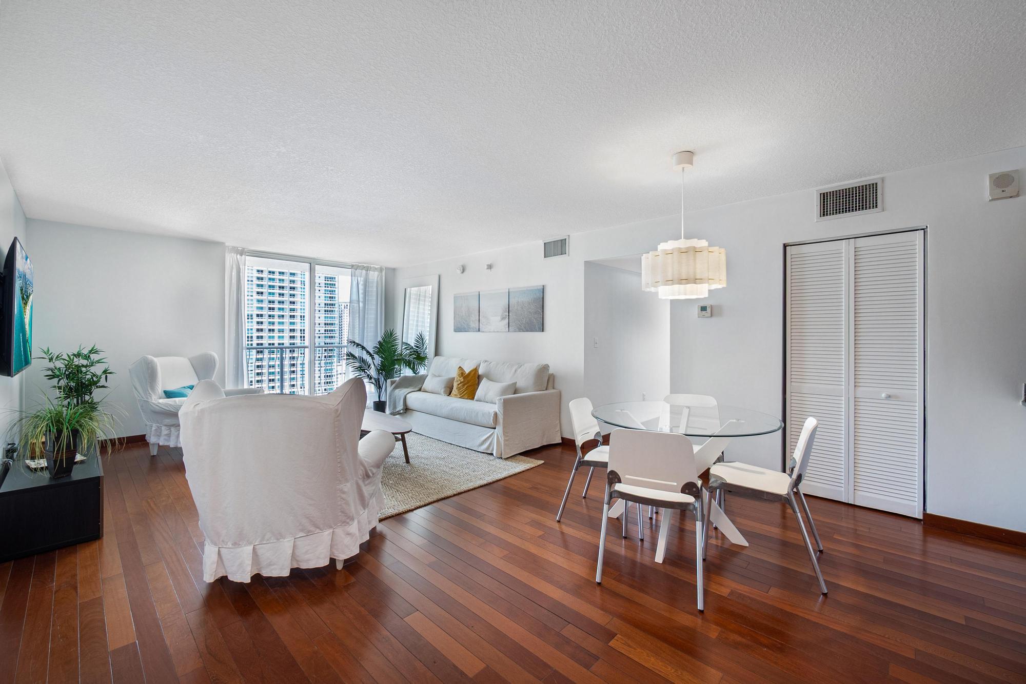Building Photo - 1200 Brickell Bay Dr