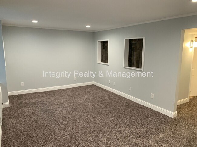 Building Photo - 7565 S Cove Cir