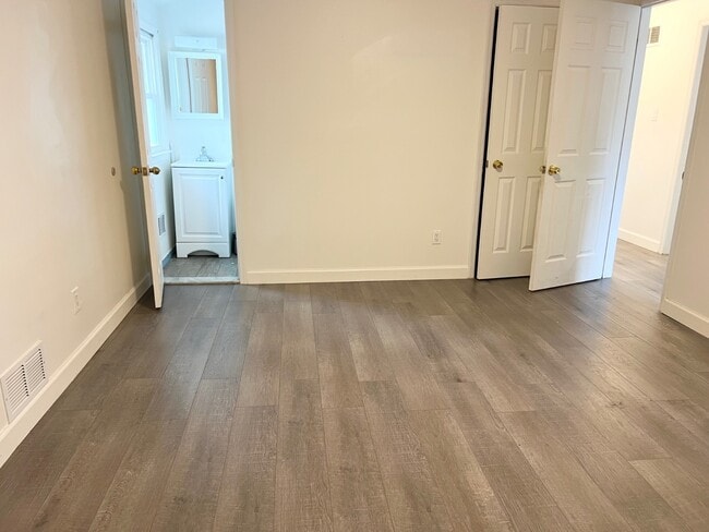 Building Photo - 156 Petrus Ave