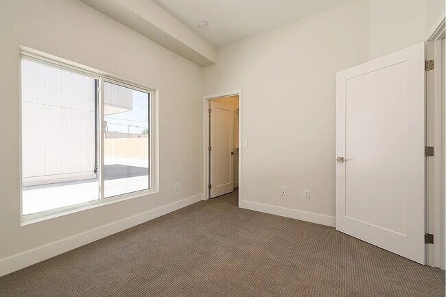 Building Photo - Modern 3 bed / 2.5 bed farmhouse townhome ...