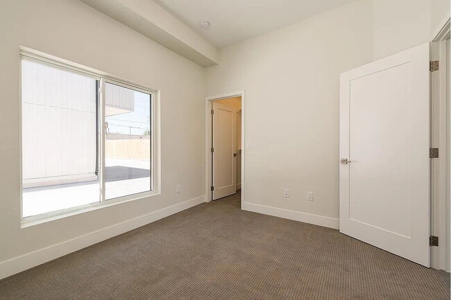 Building Photo - Modern 3 bed / 2.5 bed farmhouse townhome below market rent value