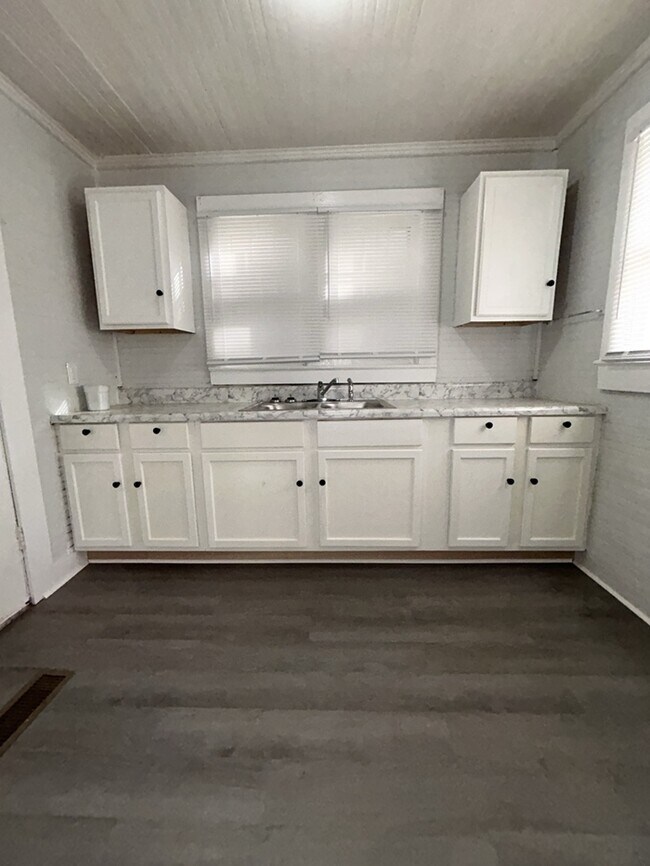 Building Photo - 2 Bedroom 1 Bathroom