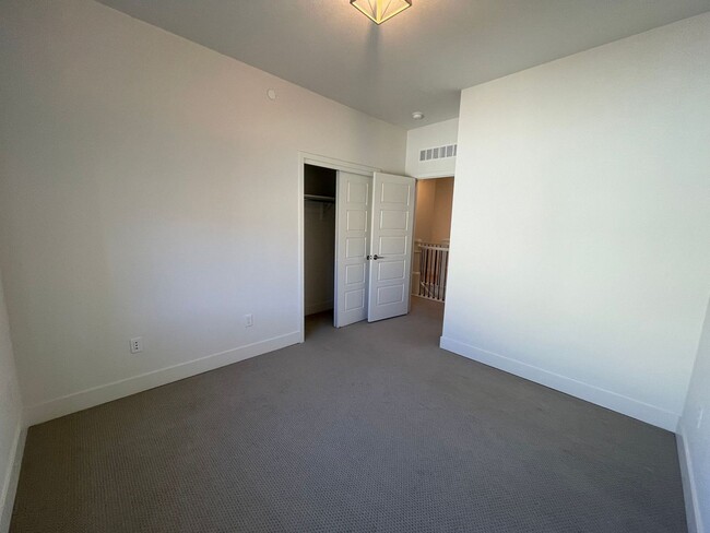 Building Photo - 2234 Central Pk Wy