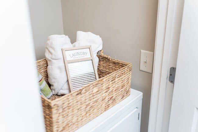 Building Photo - 3 Bedroom Flat, End unit Apartment - Available at Woodlands with $500 deposit. Ask your leasing a...