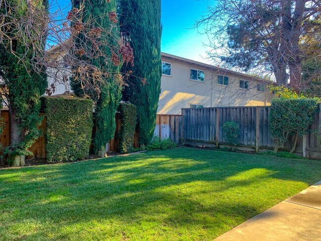 Building Photo - Comfortable Single-Level Living in a Prime Los Gatos Location