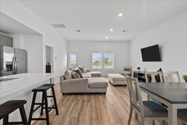 Building Photo - 512 Maple Bnd Ln