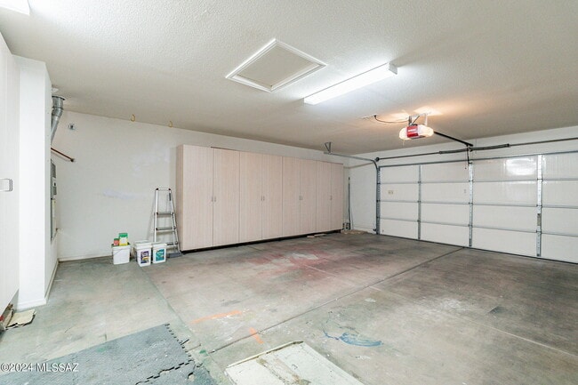 Building Photo - 36500 S Rock Crest Dr