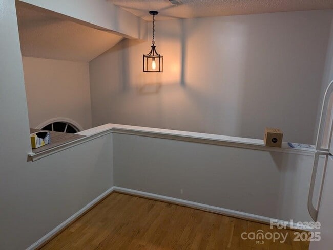 Building Photo - 1560 Hunt Club Ct