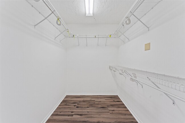 Building Photo - 9723 Cedar Bluff Dr