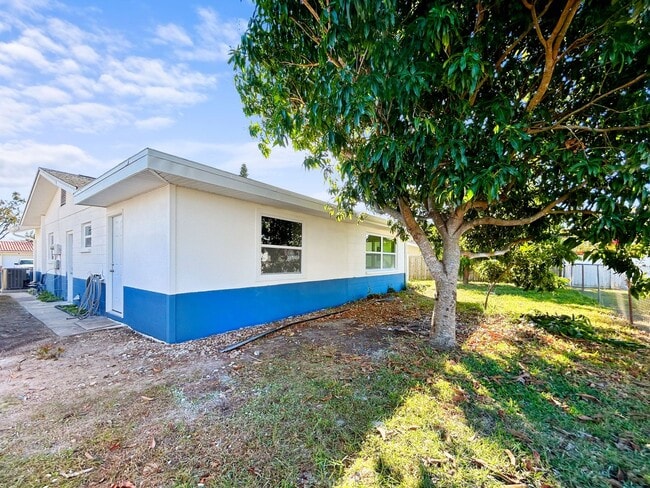 Building Photo - Beautifully Renovated 2BR/2BA with bonus room New Hurricane Windows + Backyard
