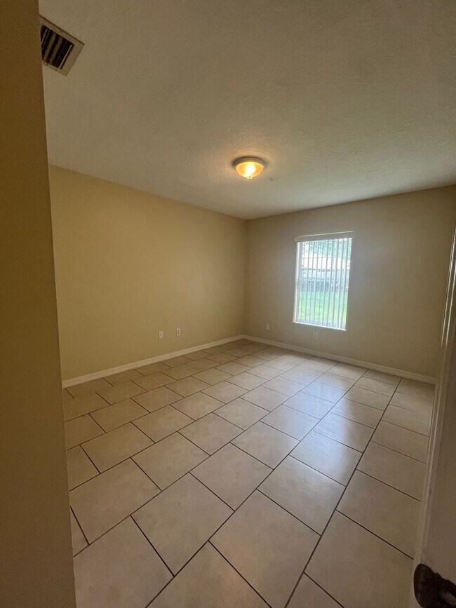 Building Photo - Welcome to this beautiful 3-bedroom, 2-bat...