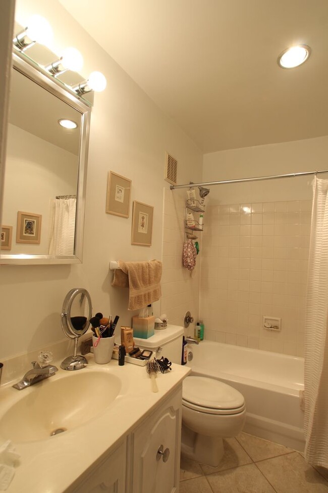 Building Photo - Wesley Heights Spacious 2 bedroom, 2.5 Bat...