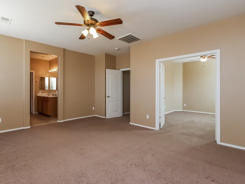 Building Photo - 7120 S 70th Dr