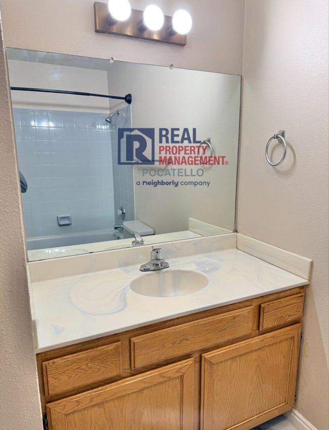 Building Photo - 4 bed 3 bath home - 2 car garage - pet friendly