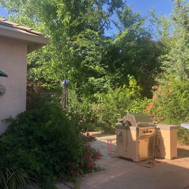 Building Photo - 4783 Village Green Dr