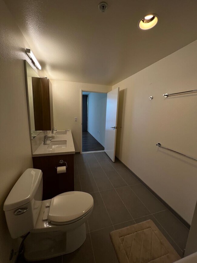 Building Photo - ** 2 BEDROOM 2 BATH** 2 covered PARKING, O...