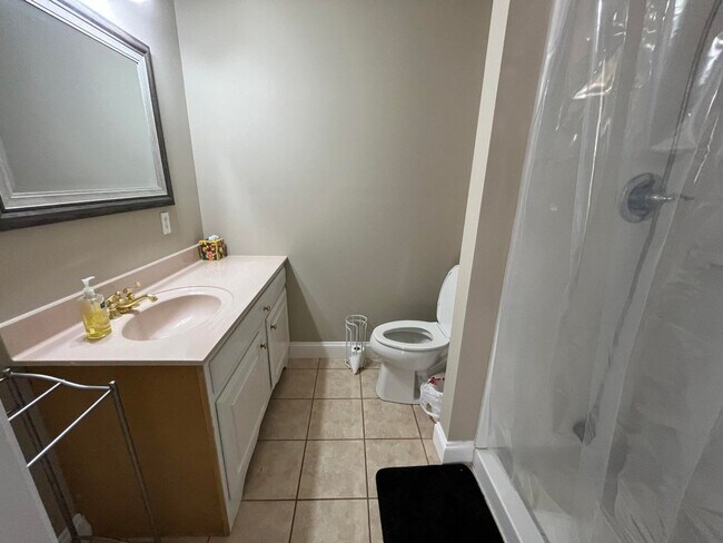 Building Photo - Large country home on private acreage