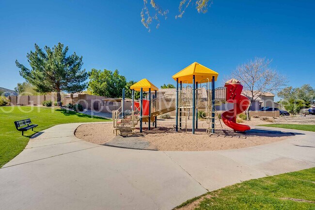 Building Photo - 2602 E Beautiful Ln