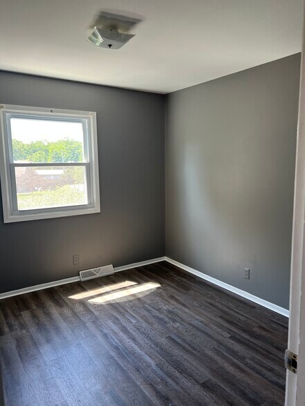 Building Photo - 218 E Laurie St