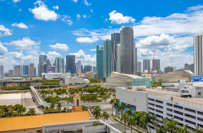 Building Photo - 1717 N Bayshore Dr