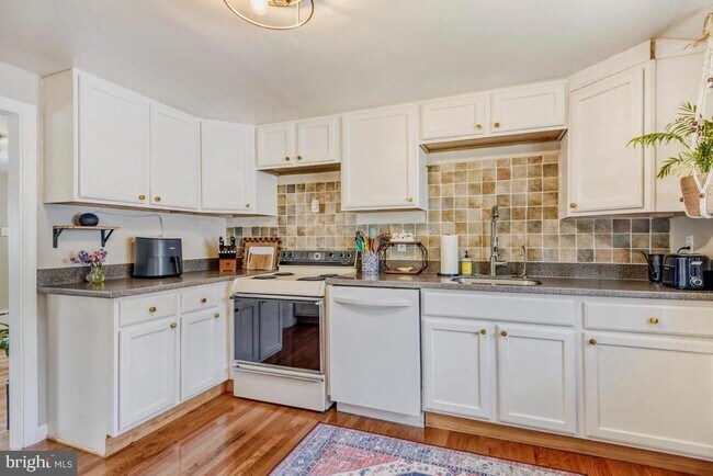 Building Photo - 1715 Tacoma Rd