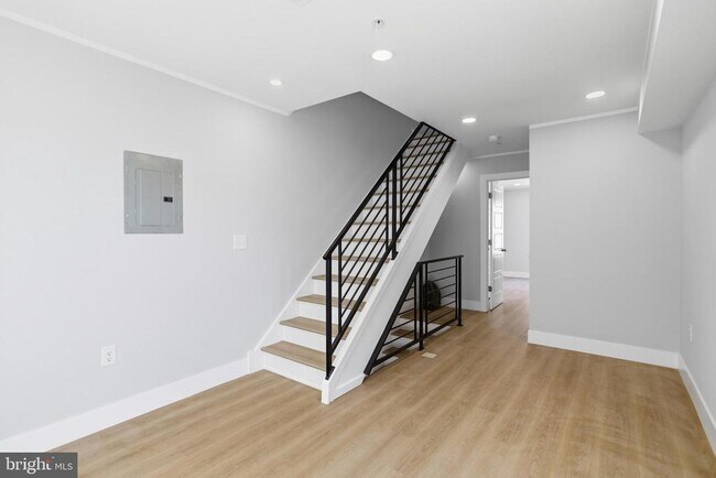 Building Photo - 1511 W Flora St