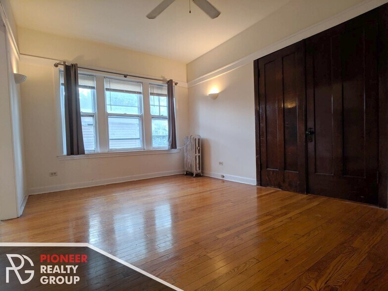 Building Photo - 822 W Waveland Ave
