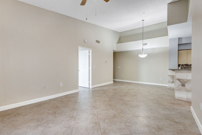 Building Photo - ** RESERVE AT NAPLES ** 3 BED / 2 BATH - TOP FLOOR CONDO - CENTRAL NAPLES - ANNUAL RENTAL