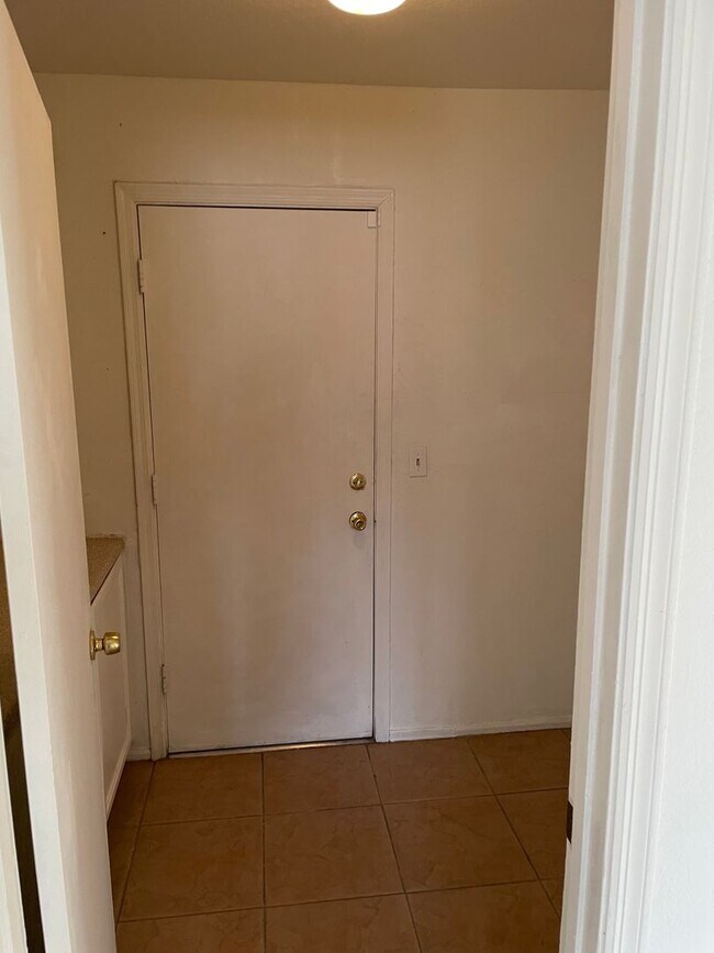 Building Photo - Charming 3 bed 2 bath single level home with RV Gate