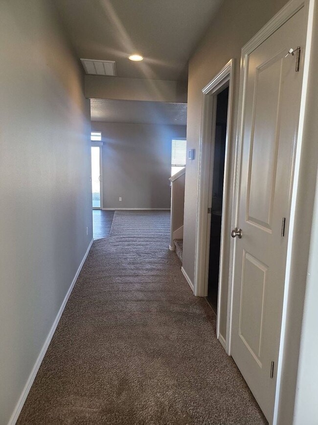 Building Photo - Beautiful 5 bedroom 3 bath home in Mae Valley area of Moses Lake