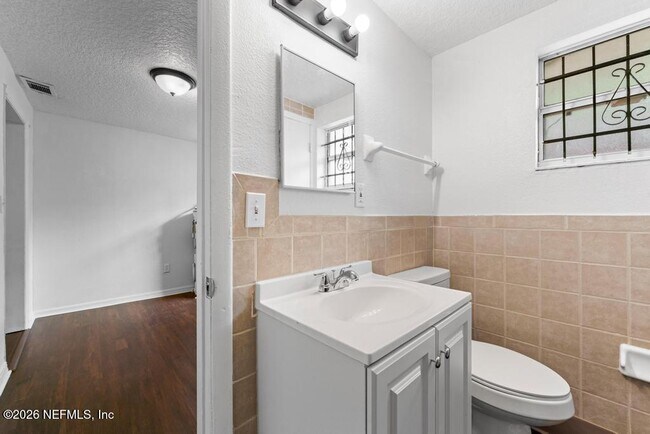 Building Photo - 1424 W 9th St