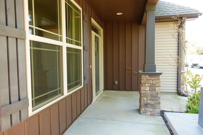 Building Photo - 210 Windthistle Dr