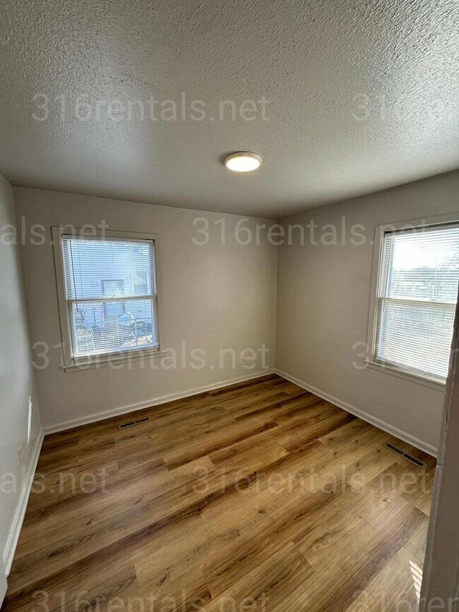 Building Photo - $1050 - 3 bed 1 bath - Single Family Home