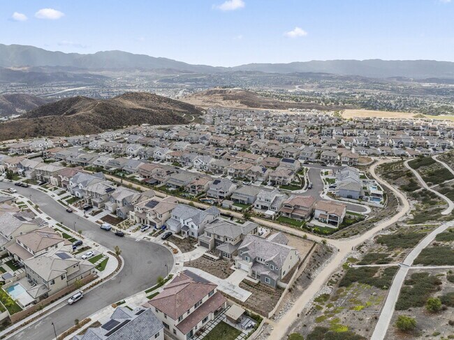 Building Photo - "Spacious Santa Clarita Sanctuary: 4-Bedro...