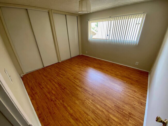 Building Photo - 2215 N Beachwood Dr