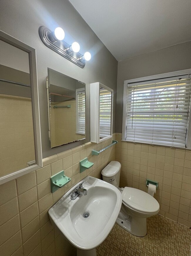 Building Photo - Brick One Level.