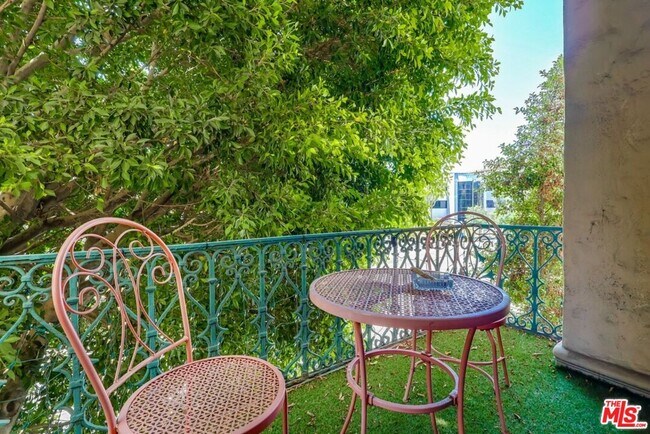 Building Photo - 642 S Bronson Ave