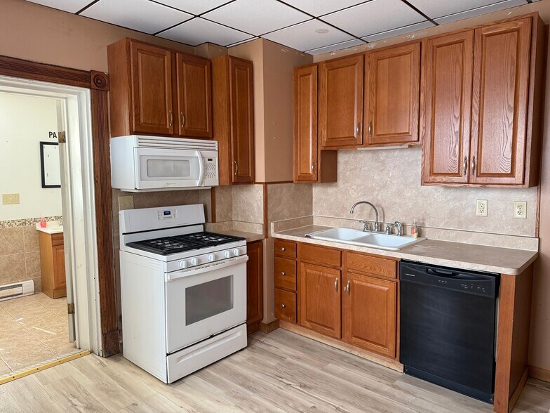 Kitchen - 357 W 5th St