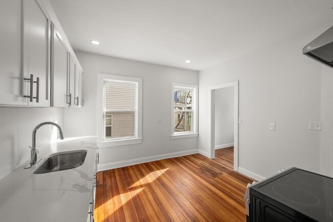 Building Photo - 53 Woodford St