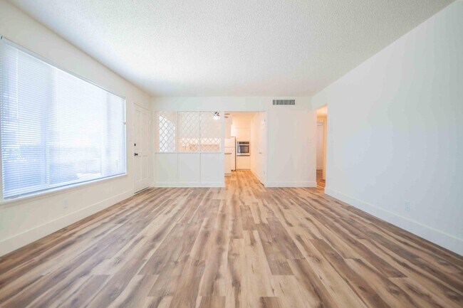 Building Photo - 5085 N Roosevelt Ave