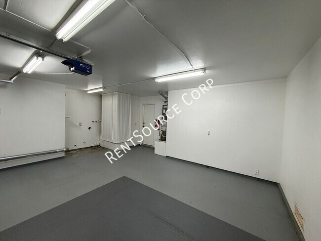 Building Photo - 1940 Simsburry St