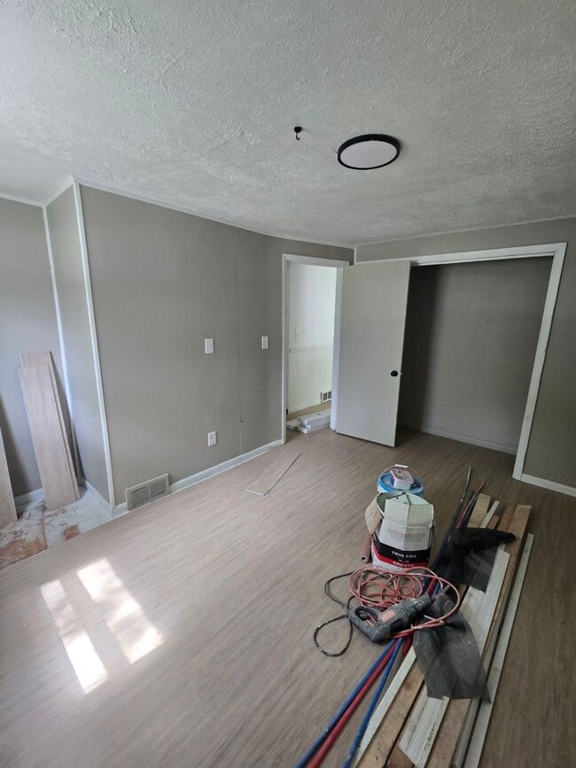 Building Photo - 3 bedroom 2 bathroom single family home | section 8 welcomed