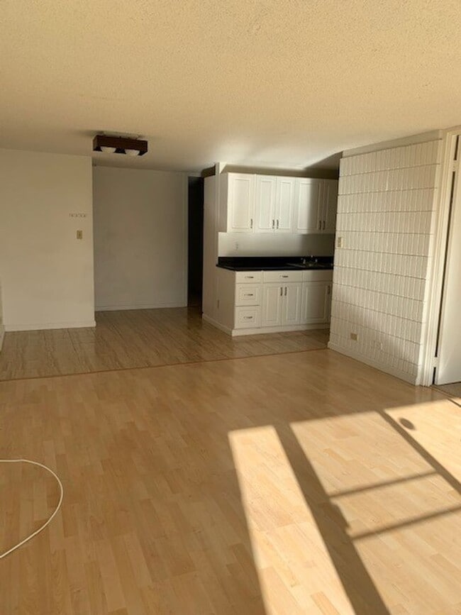Building Photo - Three Regents Condo - 3 bedrooms, 2 bath, ...