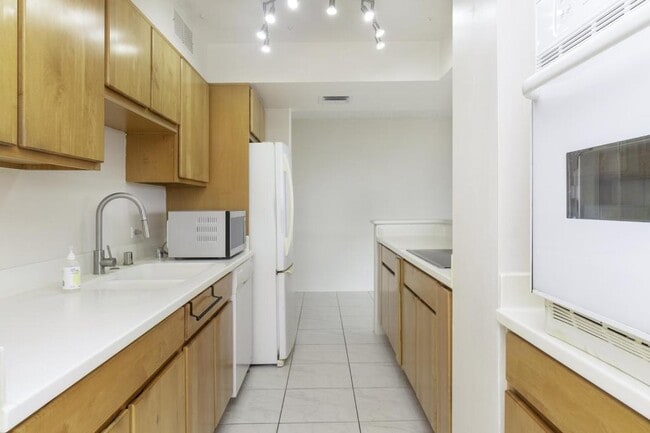 Building Photo - 6770 Hawaii Kai Dr