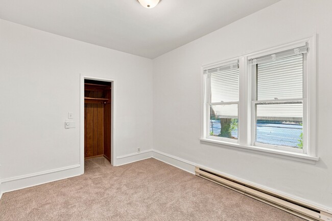 Building Photo - 527 W Shannon Ave