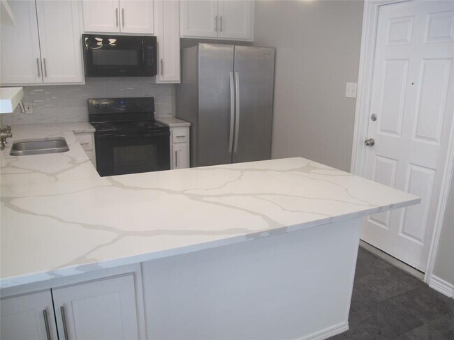 Building Photo - 3504 Roanoke Dr